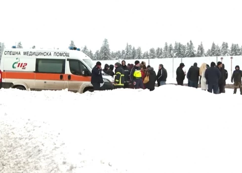 Mediķi un policisti Petrohanā, kur ar šautām brūcēm atrada mirušus sešus cilvēkus