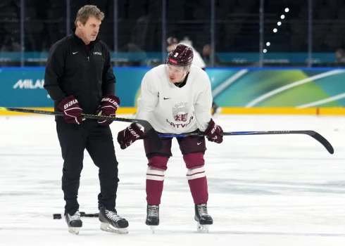 Sandis Ozoliņš dod padomus Latvijas hokeja jaunajam talantam Albertam Šmitam.