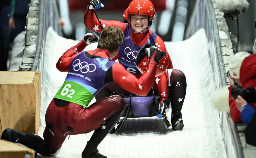 Līdz medaļām pietrūka... Latvijas kamaniņu sportisti olimpisko spēļu komandu stafetē izcīna ceturto vietu