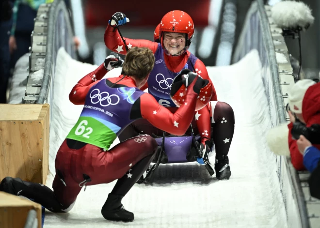 Līdz medaļām pietrūka... Latvijas kamaniņu sportisti olimpisko spēļu komandu stafetē izcīna ceturto vietu