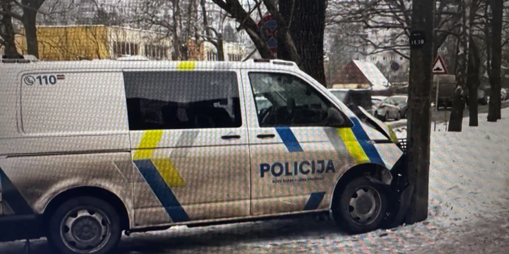 В Золитуде патрульное авто вылетело с дороги прямо в фонарь.