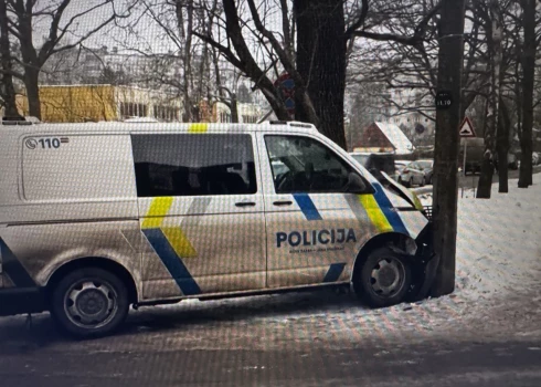 В Золитуде патрульное авто вылетело с дороги прямо в фонарь.