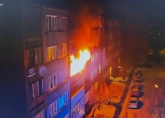 После смертельного пожара и эвакуации в Даугавгриве жители дома провели ночь в ледяных квартирах