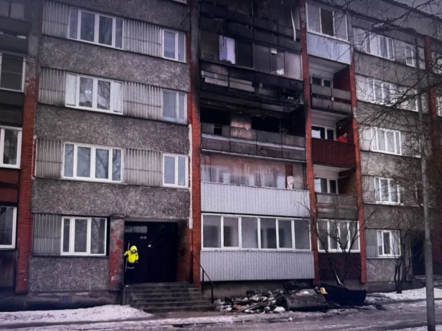 В охваченных пламенем помещениях спасатели обнаружили хозяина квартиры, к сожалению, без признаков жизни.