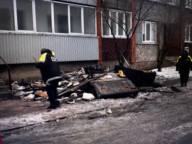 Возле пятиэтажки на Слимницас суетились рабочие, которые убирают территорию после ЧП.