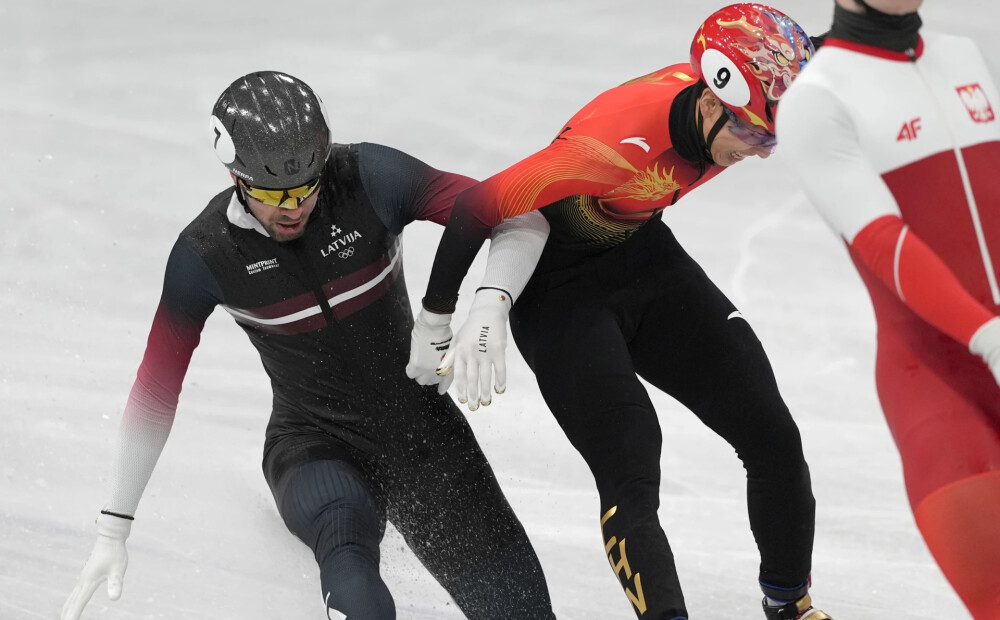 Turam īkšķus! Roberts Krūzbergs cīnīsies par medaļām olimpisko spēļu šorttreka sacensībās 1000 metru distancē