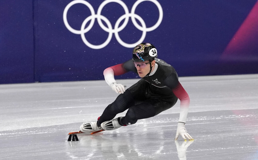 Roberts Krūzbergs gūst izcilāko panākumu Latvijas olimpiskā šorttreka vēsturē, tomēr medaļu sapnis izplēn pēdējā aplī