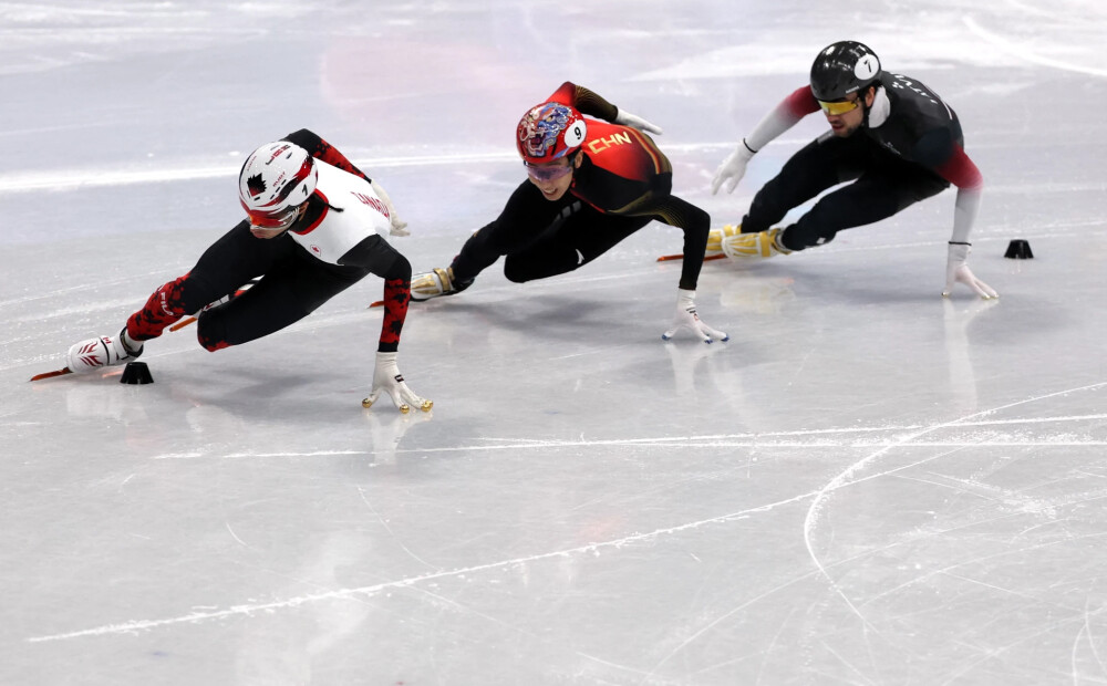 Roberts Krūzbergs gūst izcilāko panākumu Latvijas olimpiskā šorttreka vēsturē, tomēr medaļas sapnis izplēn pēdējā aplī