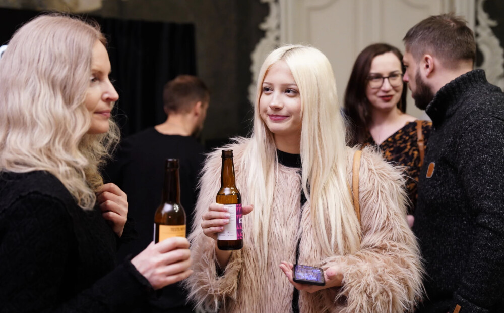 Ceļojumu dēku un izaicinājumu gara mīļotāji pulcējas uz Kārļa Bardeļa filmas "Ar mīlestību no okeāna" pirmizrādi "Splendid Palace". FOTO, VIDEO