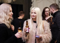 Ceļojumu dēku un izaicinājumu gara mīļotāji pulcējas uz Kārļa Bardeļa filmas "Ar mīlestību no okeāna" pirmizrādi "Splendid Palace". FOTO, VIDEO