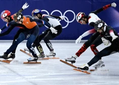 Roberts Krūzbergs (pa labi) finišā cīnās par ceturto vietu