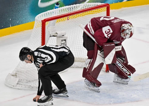 Elvis Merzļikins pēc četru vārtu ielaišanas pirmos divos periodos trešajā vairs laukumā nedevās.