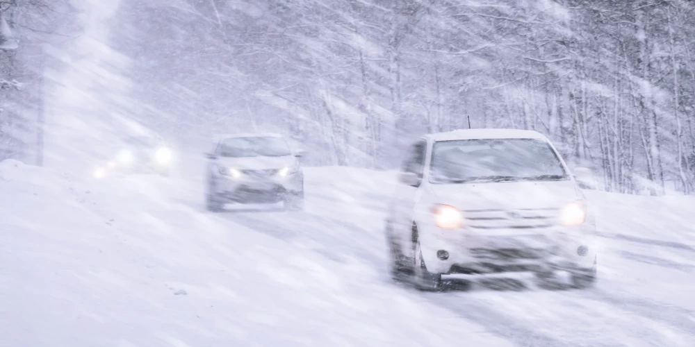 Daļa autoceļu var kļūt neizbraucami, arī dzelzceļa sliedes vietām var tikt aizputinātas. 