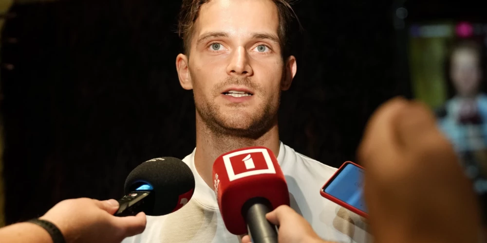 Latvijas vīriešu hokeja izlasei mača ievadā pret amerikāņiem izdevās turēties līdzi pretiniekiem, atzīst Latvijas valstsvienības uzbrucējs Teodors Bļugers.