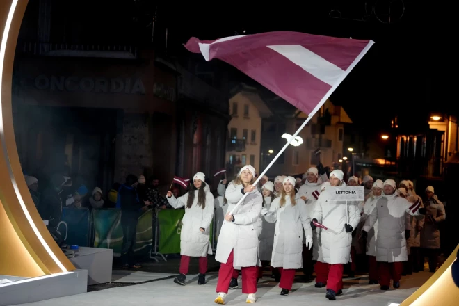 Dženifera Kortīnā nes Latvijas karogu olimpisko spēļu atklāšanā.