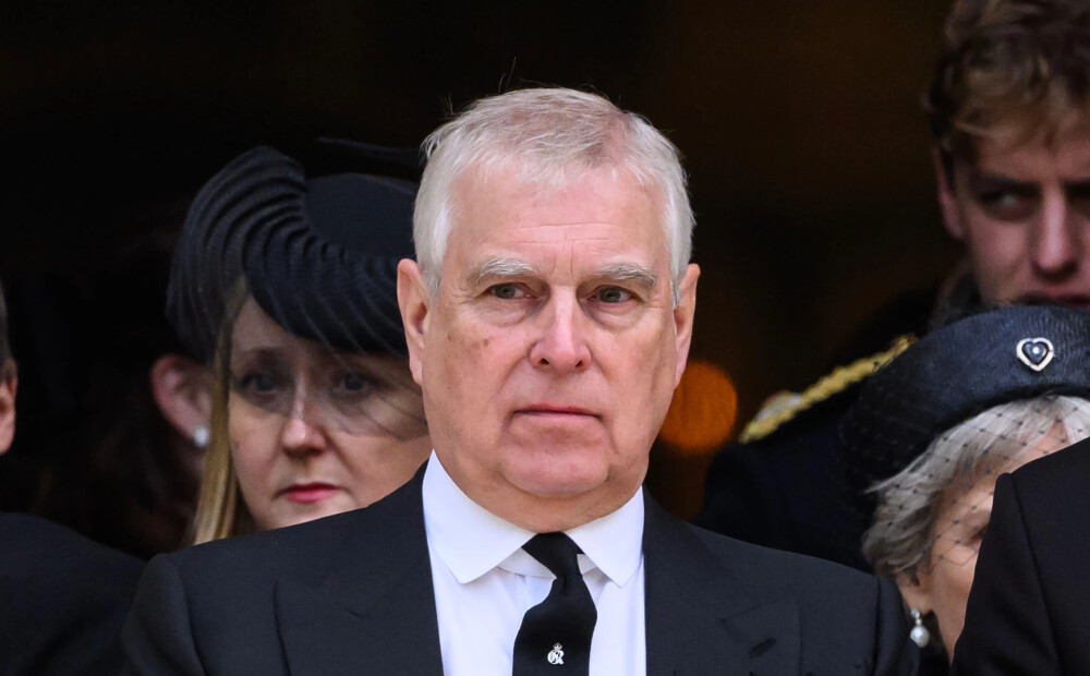 “Viņu apkalpo no galvas līdz kājām”: vietējie iedzīvotāji sašutuši, ka Endrū Mauntbatens-Vindzors joprojām dzīvo greznībā