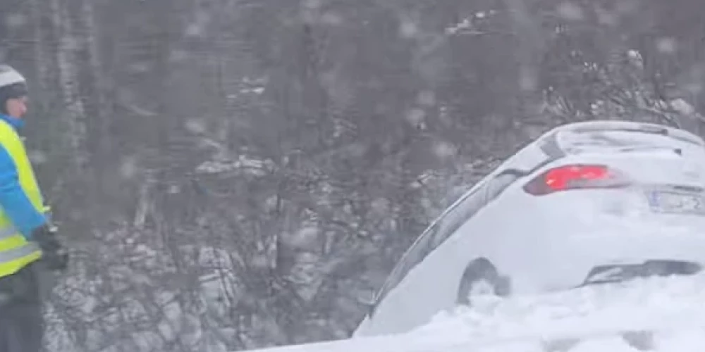 Blīdenē no autoceļa noskrējusi automašīna.