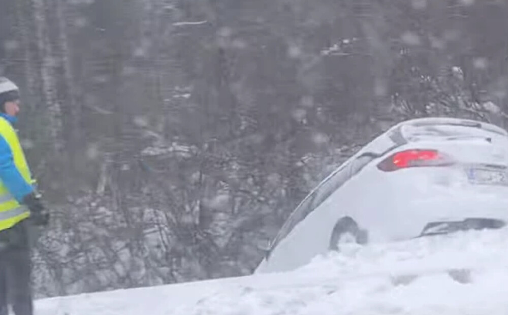 Sniegputeņa dēļ Blīdenē no autoceļa noskrējusi mašīna, Rīgā kavējas sabiedriskais transports