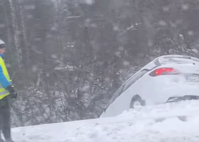 Blīdenē no autoceļa noskrējusi automašīna.