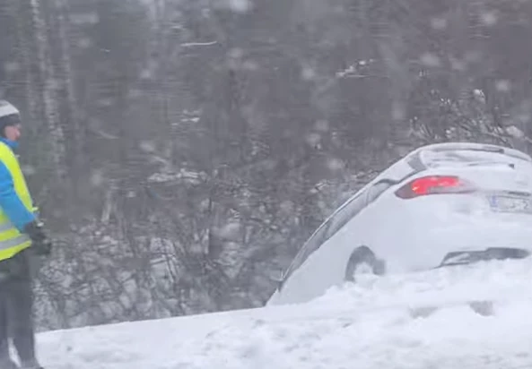 Blīdenē no autoceļa noskrējusi automašīna.