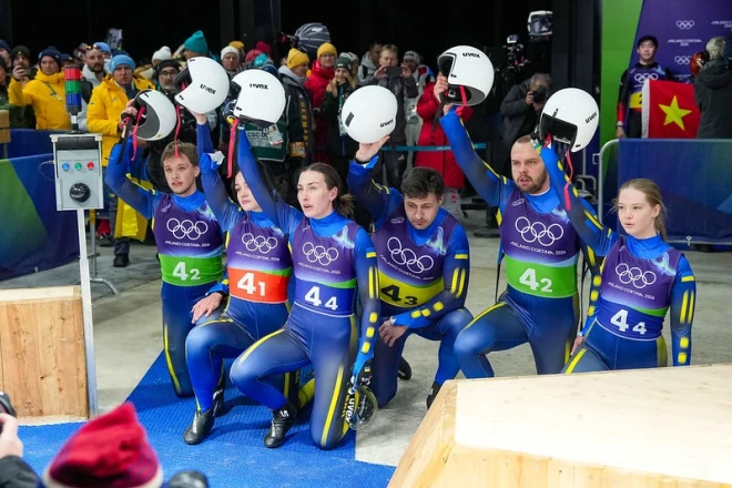 Ukrainas kamaniņu sportisti protestē pret diskvalificēto tautieti.