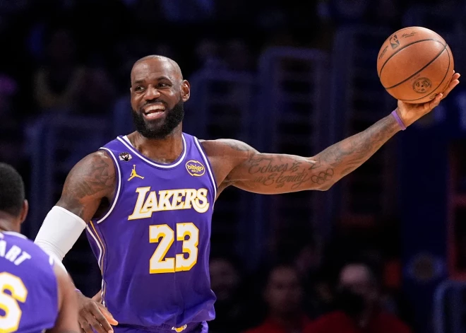 Lebrons Džeimss kļūst par visu laiku vecāko NBA spēlētāju, kas sasniedzis "triple double"