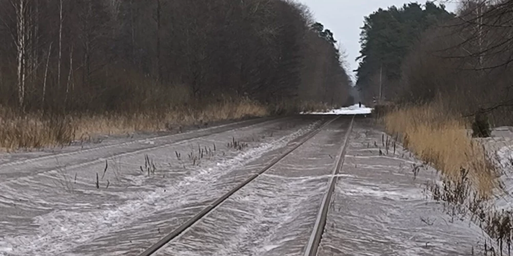 Liepājniekus “iepriecinājusi” cementa rūpnīca “CBT” pārkrāsojot Tosmarē balto sniega segu melnā nokrāsā.