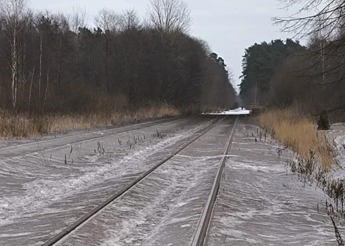 Liepājniekus “iepriecinājusi” cementa rūpnīca “CBT” pārkrāsojot Tosmarē balto sniega segu melnā nokrāsā.