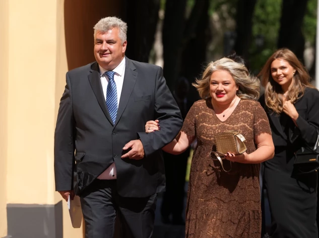 TV24 ētera personība Anita Daukšte paziņojusi, ka viņas kungs Ivo izdarījis “supernoziegumu” – pieļāvis nekontrolētu rožu krūma augšanu pie savas mājas Carnikavā.