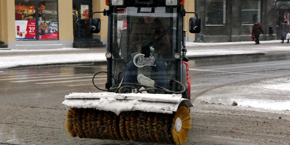 В историческом центре тротуары начали чистить с утра, в остальных районах - только с полудня.