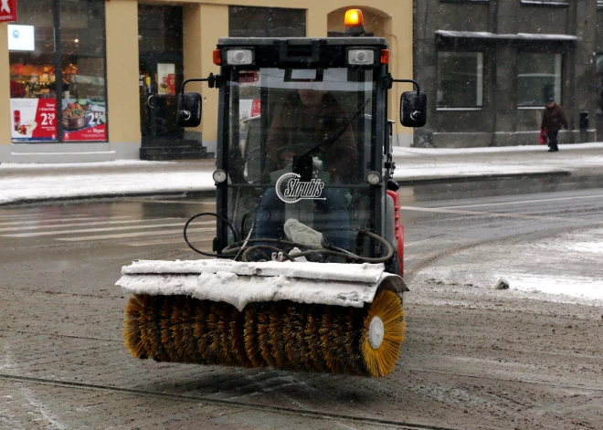 В Риге вывели 112 единиц техники на расчистку снега: работа будет идти весь день