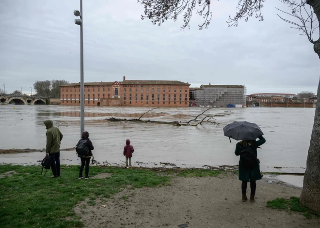 Vētra "Nils" Francijā prasījusi divu cilvēku dzīvības