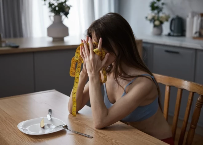 Яблоко на завтрак, "Ролтон" на обед - и все. Три ужасных опыта похудения латвийских женщин