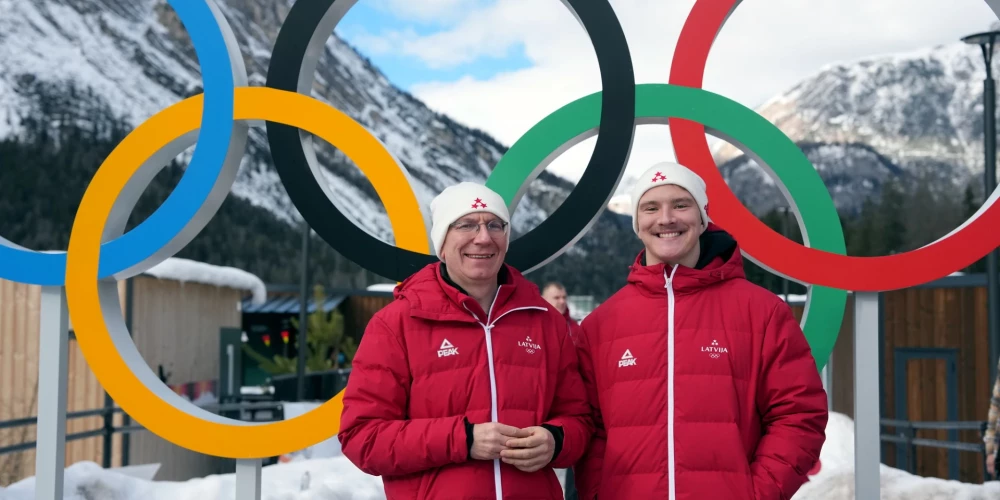 Renārs Grantiņš (no labās) jau izkļuvis no slimnīcas un no malas vēro olimpiskās spēles.