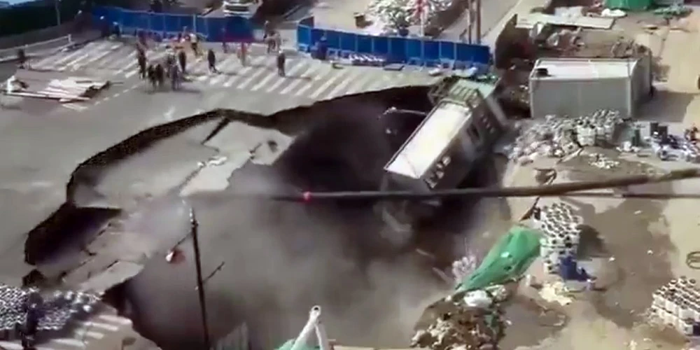 10–20 metrus plata iegruvuma dēļ daļa no ceļa pazuda dažu sekunžu laikā.