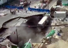 VIDEO: Šanhajā netālu no metro būvlaukuma iegrūst milzīga bedre, darbinieki metas glābt dzīvības