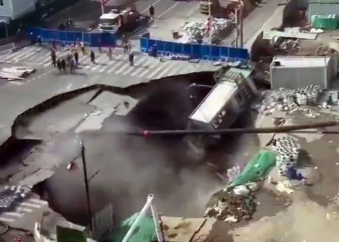 10–20 metrus plata iegruvuma dēļ daļa no ceļa pazuda dažu sekunžu laikā.