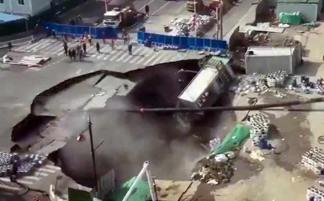 10–20 metrus plata iegruvuma dēļ daļa no ceļa pazuda dažu sekunžu laikā.