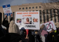 Trampa administrācija pātraukusi agresīvo pretimigrācijas operāciju Minesotā