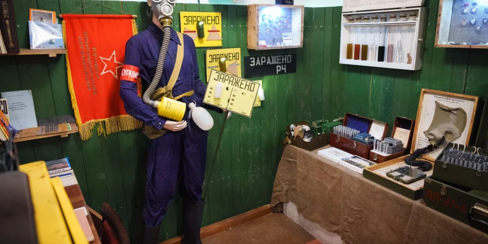 Apmeklētāji var aplūkot autentiskās hermētiskās durvis, ventilācijas sistēmas un pat manekenus gāzmaskās, kas iemieso tā laika atmosfēru. Tas viss savulaik tika ierīkots, lai faktiski glābtu Rīgas iedzīvotājus no beigu sākuma - atomkara.