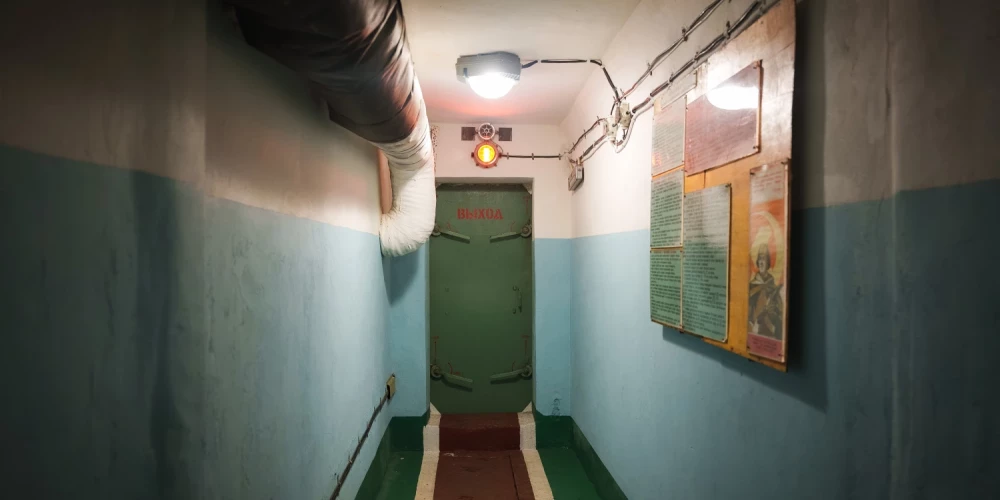 Vecmīlgrāvī, tieši blakus Rīgas Kuģu remonta rūpnīcai atrodas unikāls muzejs, kurā burtiski iekonservēta "Aukstā kara" laika noskaņa. Šis bunkurs, kuru padomju laikā izbūvēja kā sakaru komandpunktu, bija paredzēts civilās aizsardzības koordinēšanai iespējama kodolkara gadījumā.