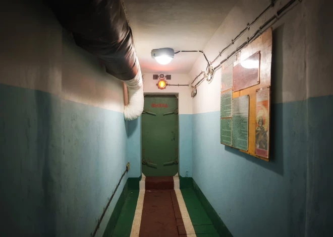 Vecmīlgrāvī, tieši blakus Rīgas Kuģu remonta rūpnīcai atrodas unikāls muzejs, kurā burtiski iekonservēta "Aukstā kara" laika noskaņa. Šis bunkurs, kuru padomju laikā izbūvēja kā sakaru komandpunktu, bija paredzēts civilās aizsardzības koordinēšanai iespējama kodolkara gadījumā.