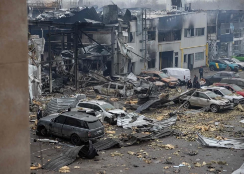 Местные жители осматривают поврежденные автомобили на месте российского удара в Одессе 13 февраля 2026 года на фоне российского вторжения в Украину.