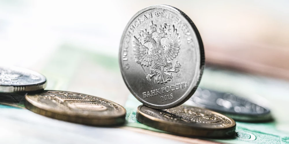 Rubļu monētas un banknotes.