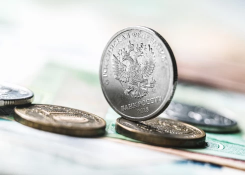 Rubļu monētas un banknotes.