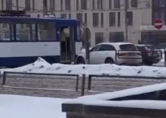 Фура в кювете, ДТП с трамваем, пробки: из-за снегопада во всей Латвии происходят аварии