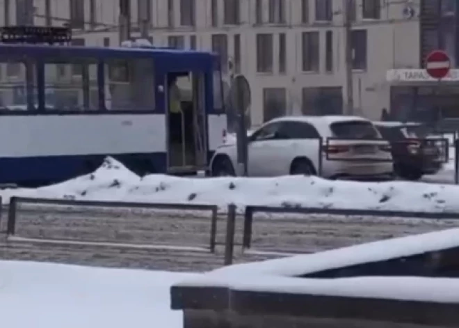 Фура в кювете, ДТП с трамваем, пробки: из-за снегопада во всей Латвии происходят аварии