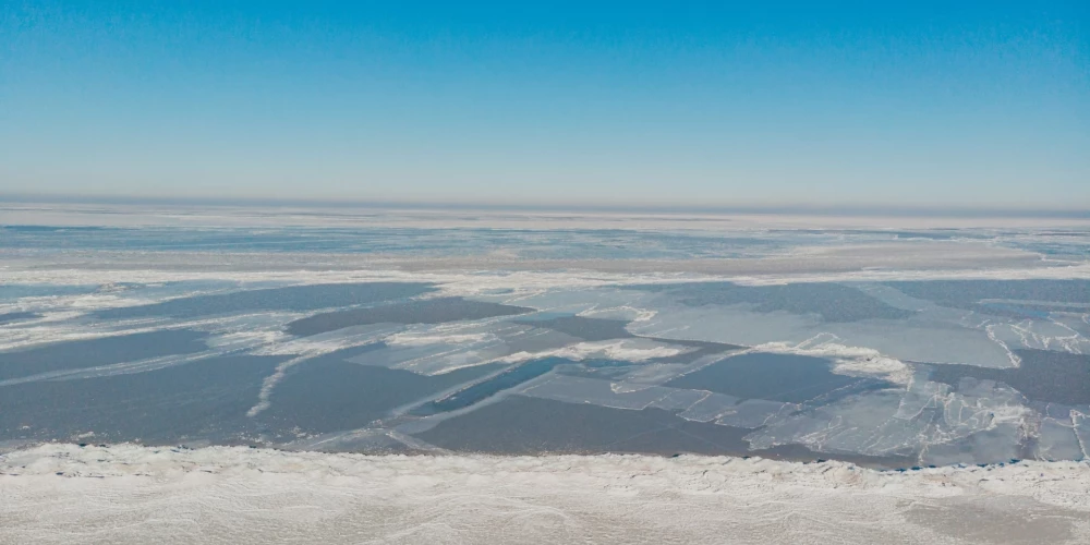 Aizsalušais Rīgas jūras līcis Jūrmalā izveidojis fascinējošo dabas gobelēnu.