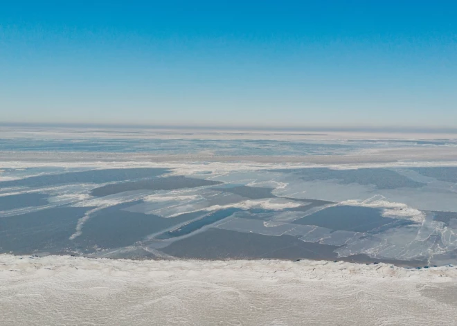 Aizsalušais Rīgas jūras līcis Jūrmalā izveidojis fascinējošo dabas gobelēnu.