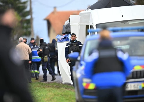 Francijas austrumos kādas mājas saldētavā atrasti divu zīdaiņu līķi.